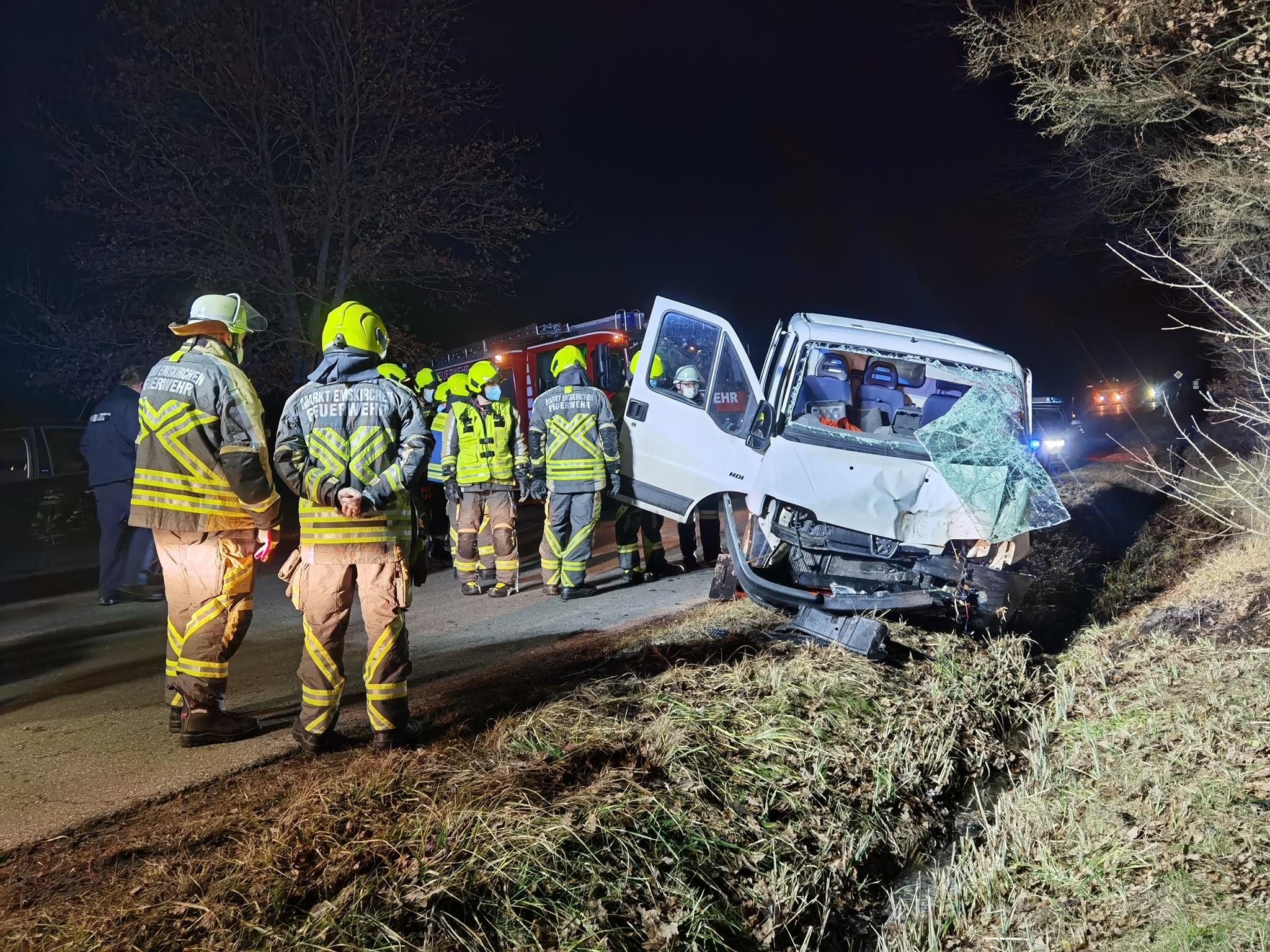 Feuerwehreinsatz In Emskirchen - Transporter Landet Im Graben | Nordbayern